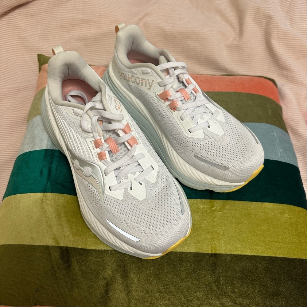 Saucony Women's Hurricane 24 Women’s Running Shoes